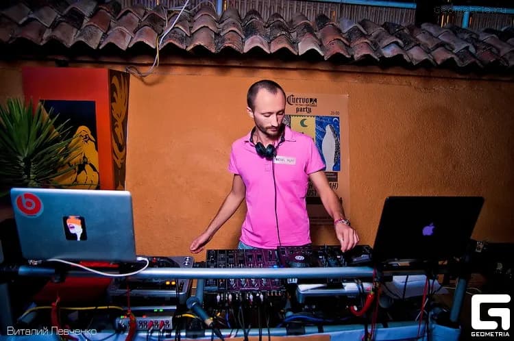 Tukenbai behind the DJ decks